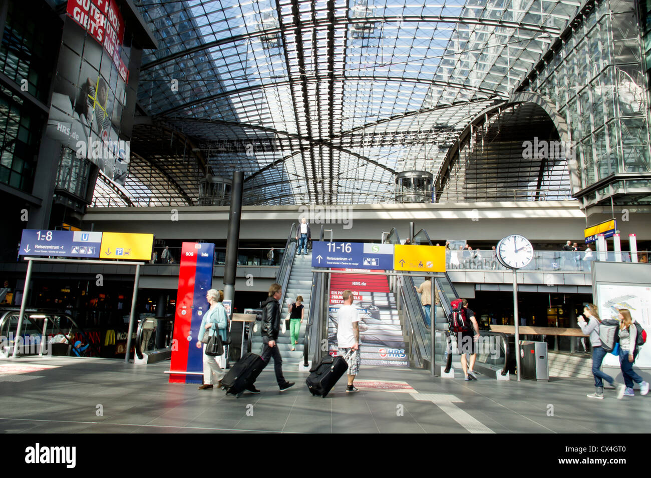 Der Deutschen Bahn in Berlin-Hauptbahnhof Haupthalle Interieur einer Station Stockfoto