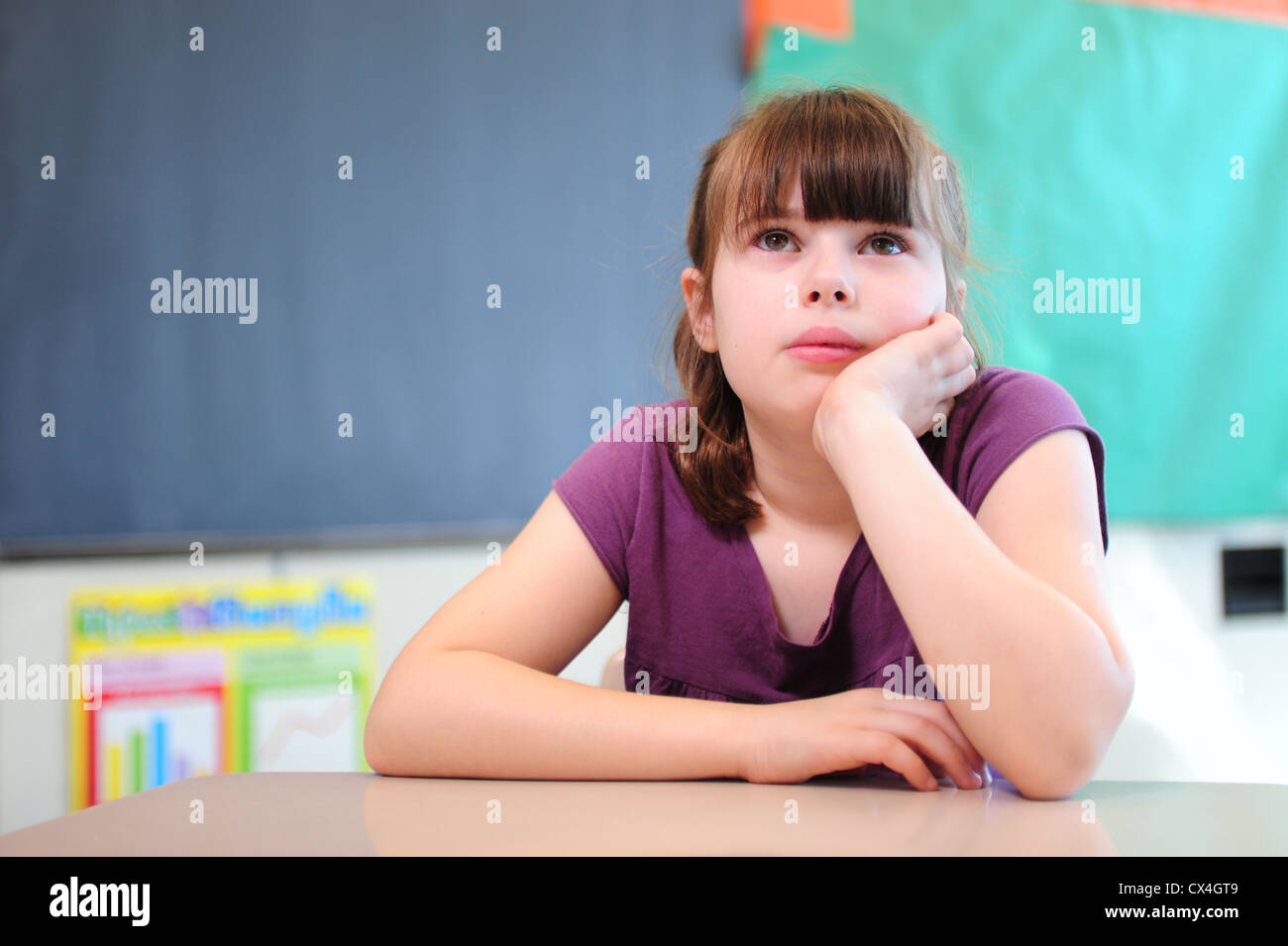 USA, die eine Dritter 3. Klasse Mädchen sitzt gelangweilt in einem Klassenzimmer an der öffentlichen Schule Stockfoto