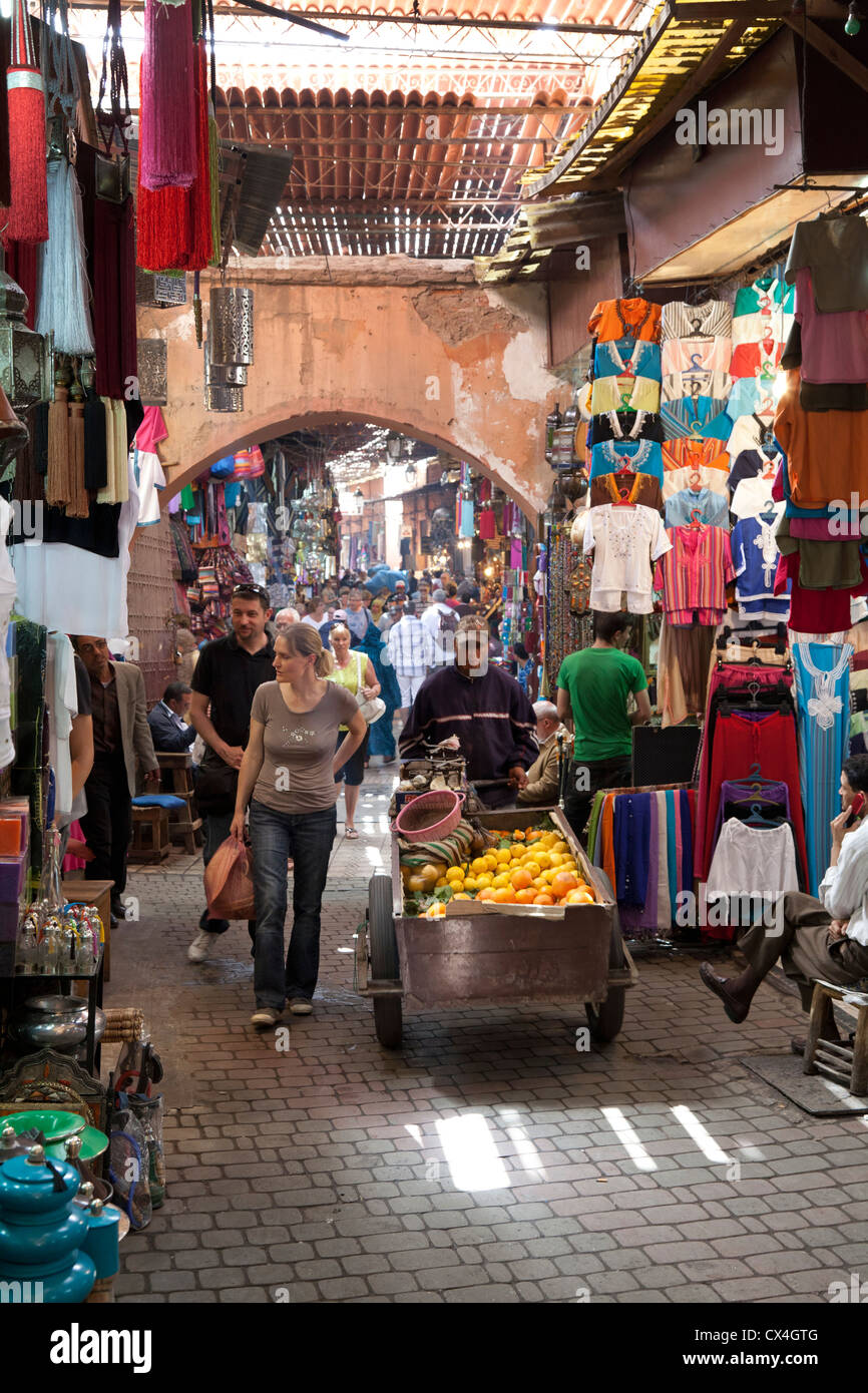 Shoppen in den Souks in der Medina von Marrakesch, Marokko, 1. April 2012 Stockfoto