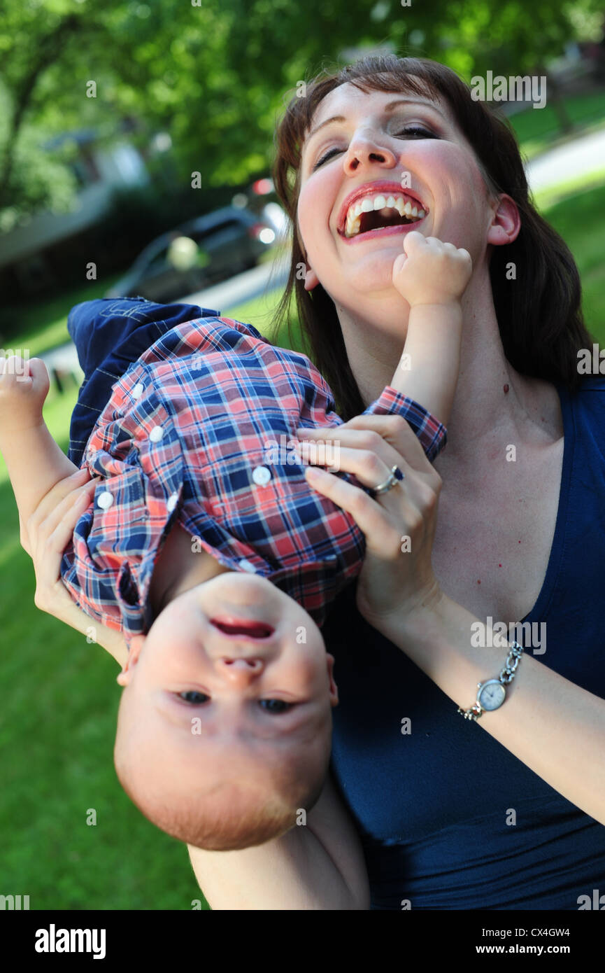 weißen kaukasischen Mutter mit ihrem Baby 7 Monate alt Stockfoto