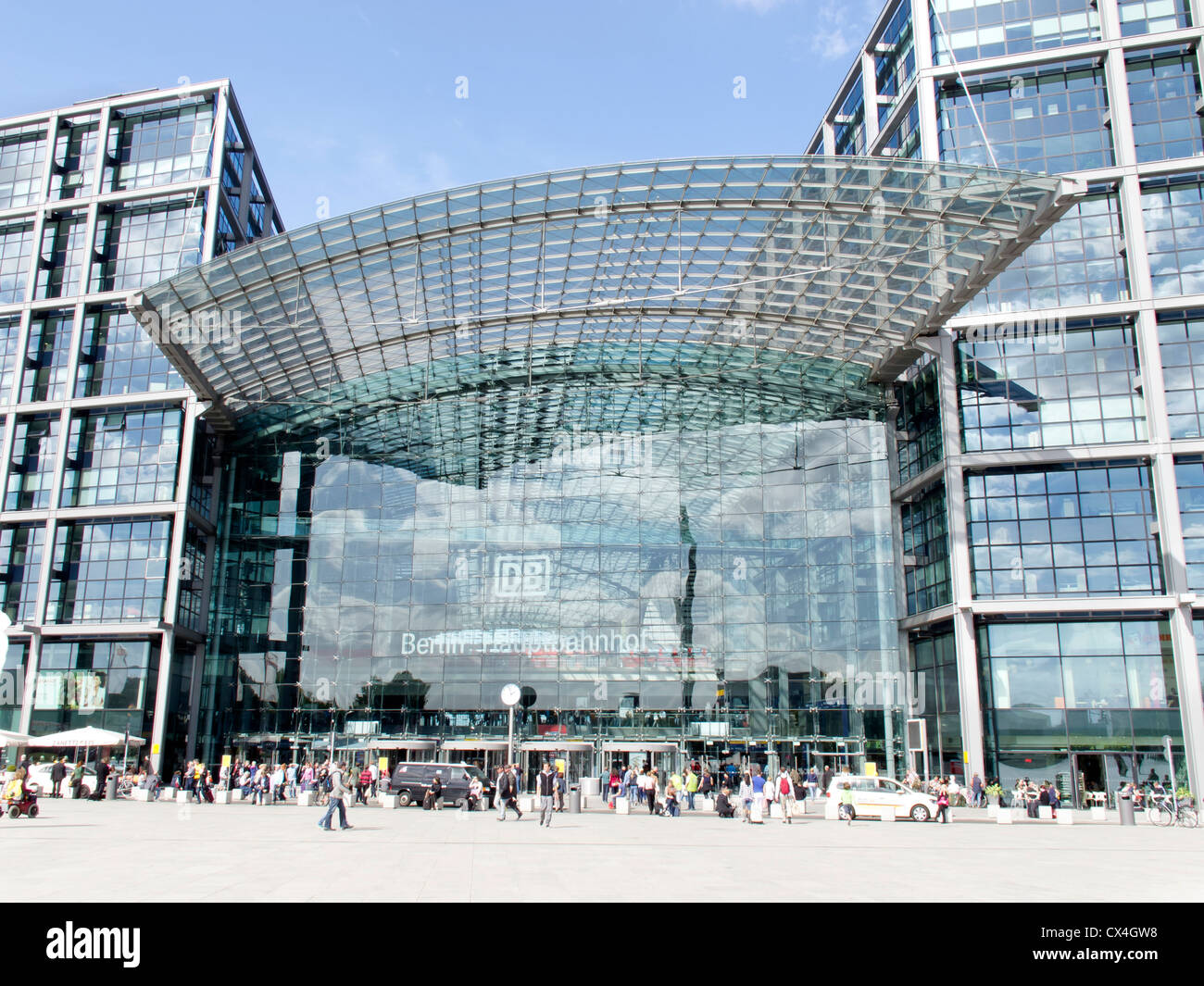 Der Deutschen Bahn in Berlin-Hauptbahnhof der Glas-Eingang Stockfoto