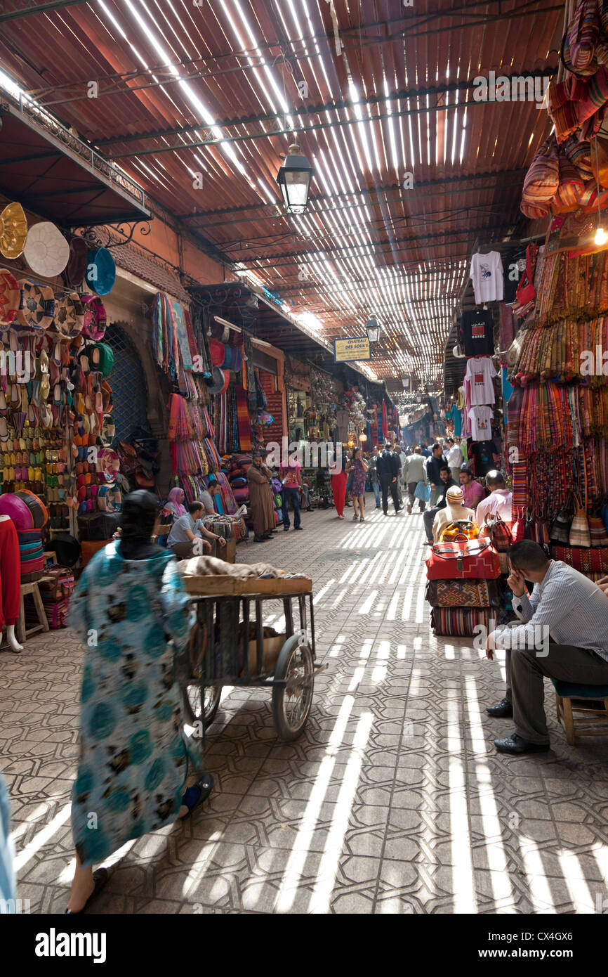 Shoppen in den Souks in der Medina von Marrakesch, Marokko, 1. April 2012 Stockfoto