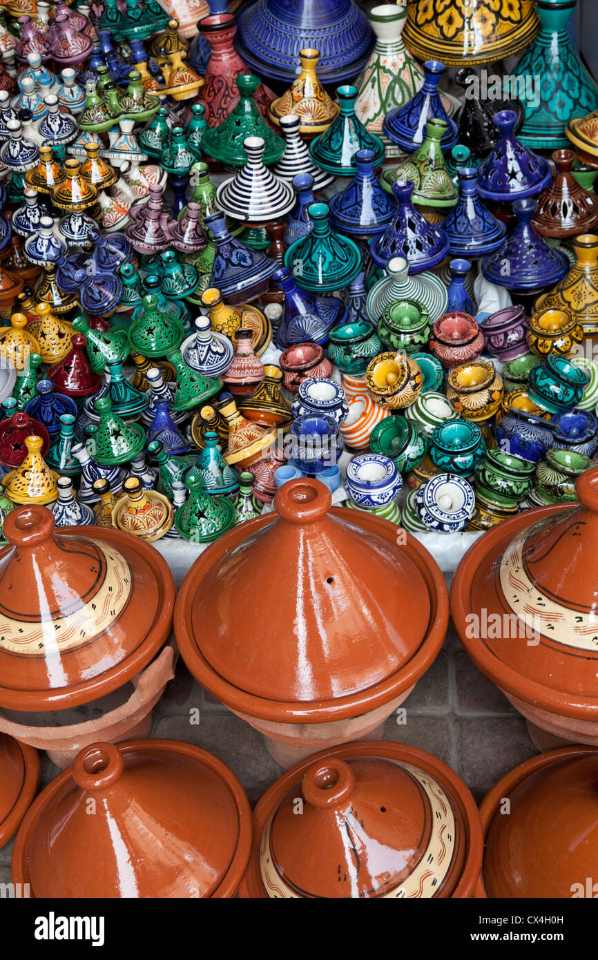 Marktstand mit unterschiedlichsten Tagines in der Medina von Marrakesch, Marokko, 1. April 2012 Stockfoto