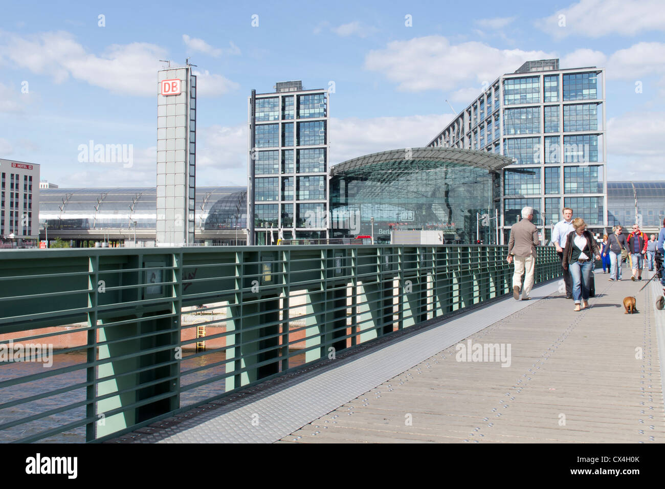 Der Deutschen Bahn in Berlin-Hauptbahnhof die Brücke über die Spree Stockfoto