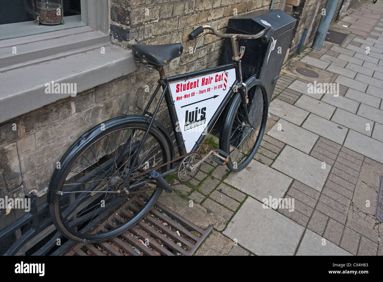 Altes Fahrrad Werbung Lui Friseure, Cambridge Stockfoto