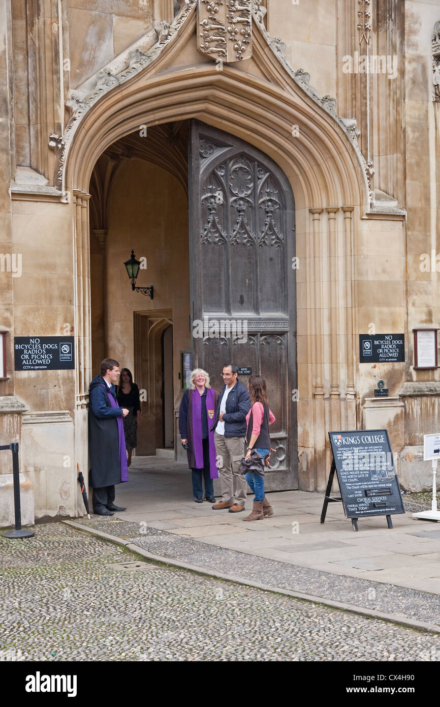 Träger und Besucher am Eingang zum Kings College, Cambridge Stockfoto