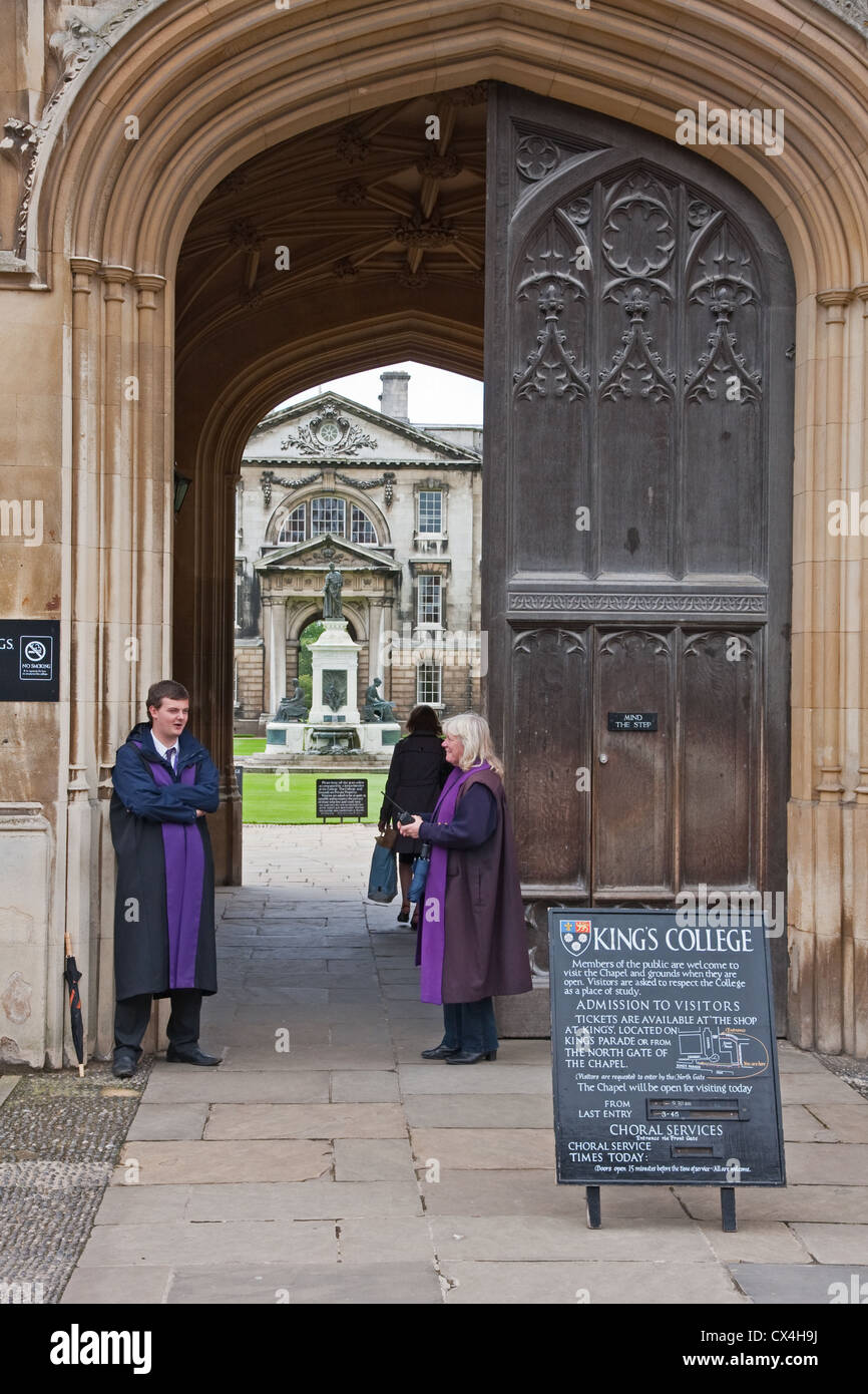 Träger am Eingang zum Kings College, Cambridge Stockfoto