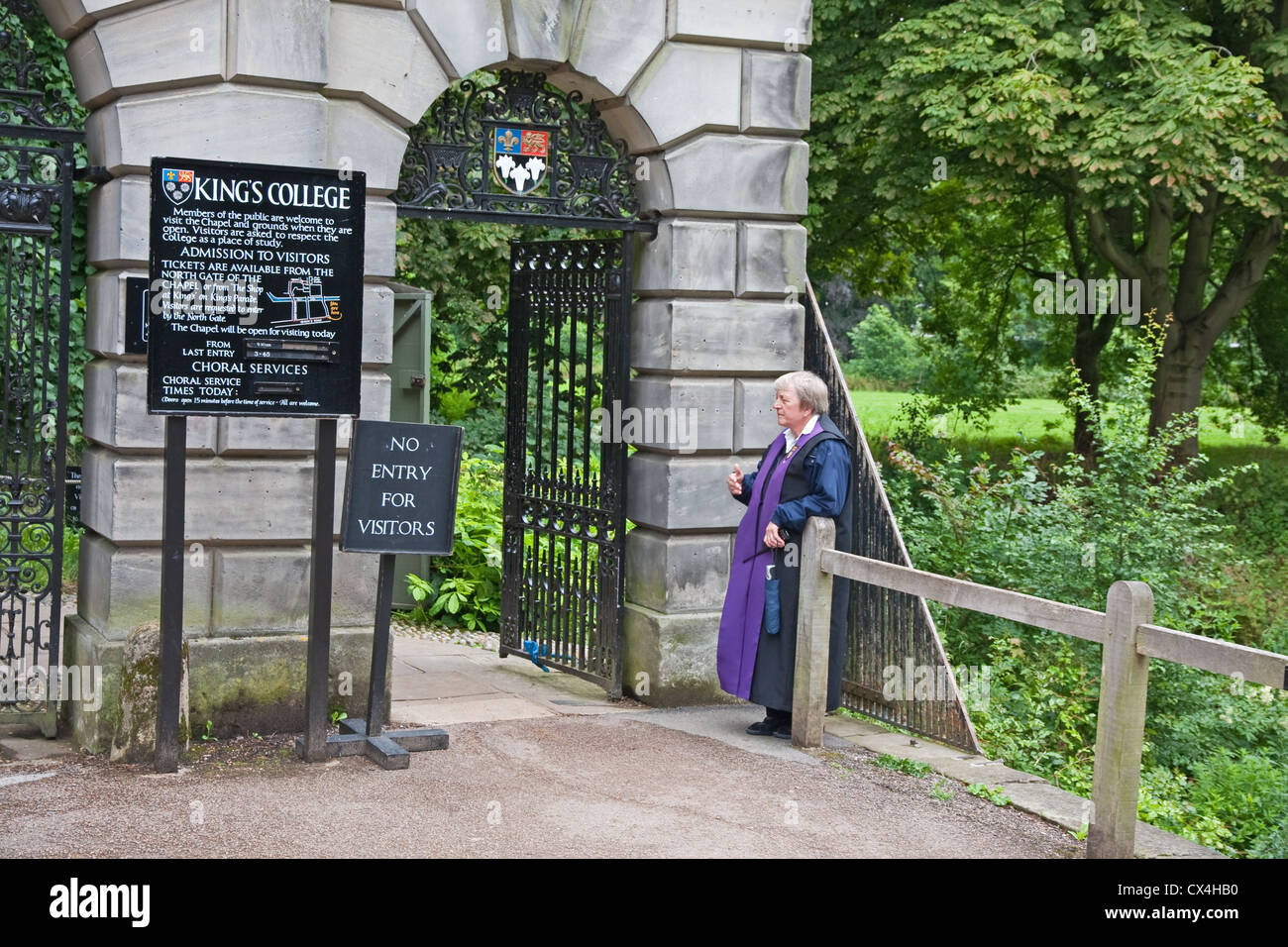 Frau Pförtner am hinteren Eingang, Kings College, Cambridge Stockfoto