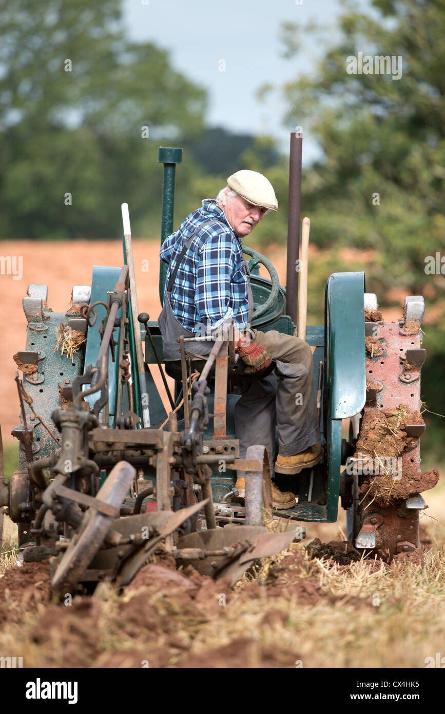 Ein Oldtimer Fordson-Traktor auf dem 65. Stoke Glückseligkeit und Bezirk Agrargesellschaft jährliche Pflügen Spiel Stockfoto