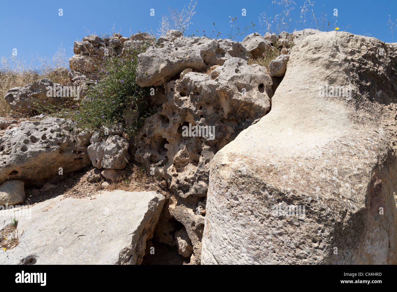 Erodierten Felsen an die Ggantija Tempel in der Nähe von Xagha, Insel Gozo, in der Nähe von Malta, Mittelmeer. Stockfoto