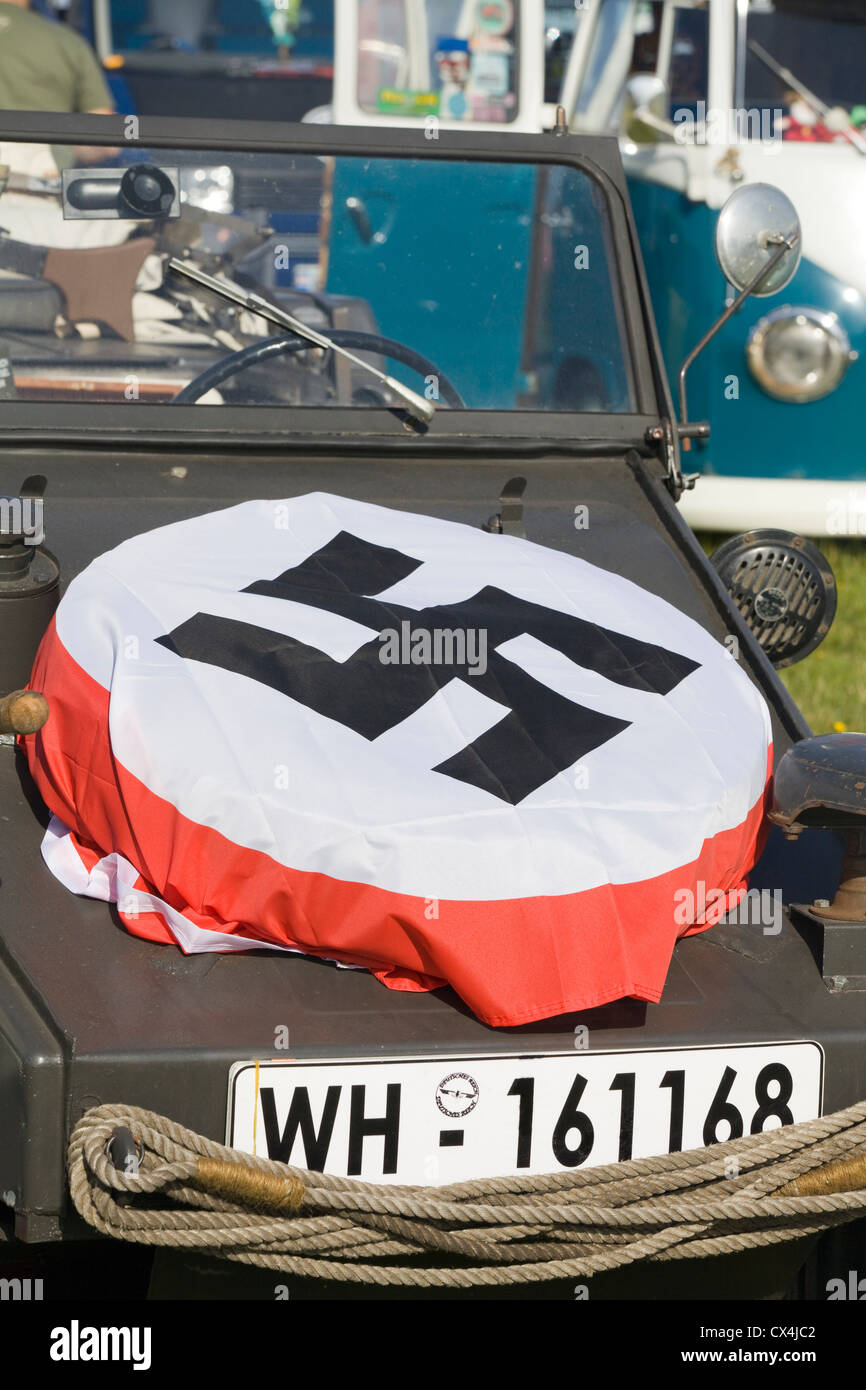 Rot-weiß-schwarze Hakenkreuz auf das Reserverad eines deutschen gebaut Jeeps Stockfoto