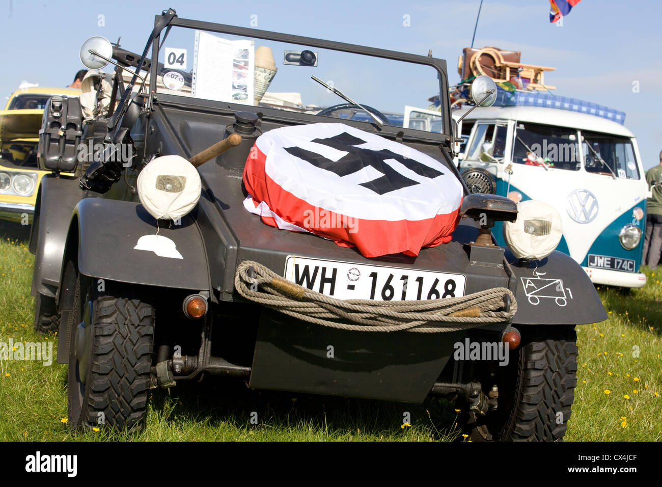 Rot-weiß-schwarze Hakenkreuz auf das Reserverad eines deutschen gebaut Jeeps Stockfoto