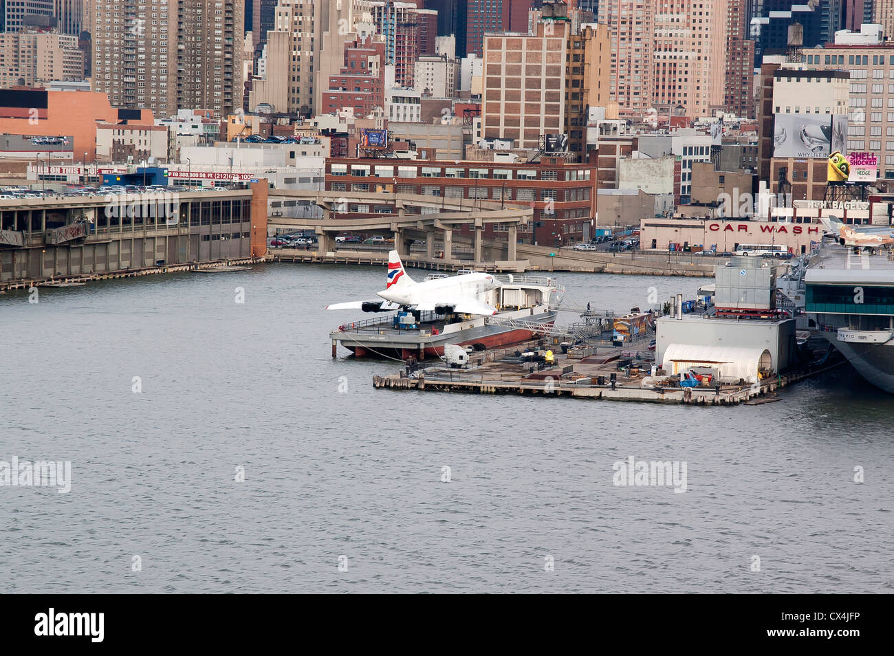 Flugzeug kommt zum Hudson River Pier auf Lastkahn, Manhattan, New York City, USA Stockfoto