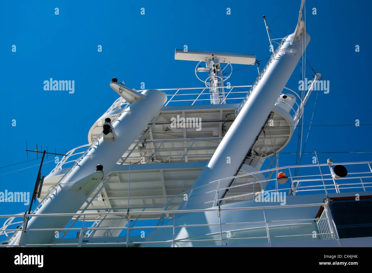 Radar- und Navigationsausrüstung, Kreuzfahrtschiff Stockfoto