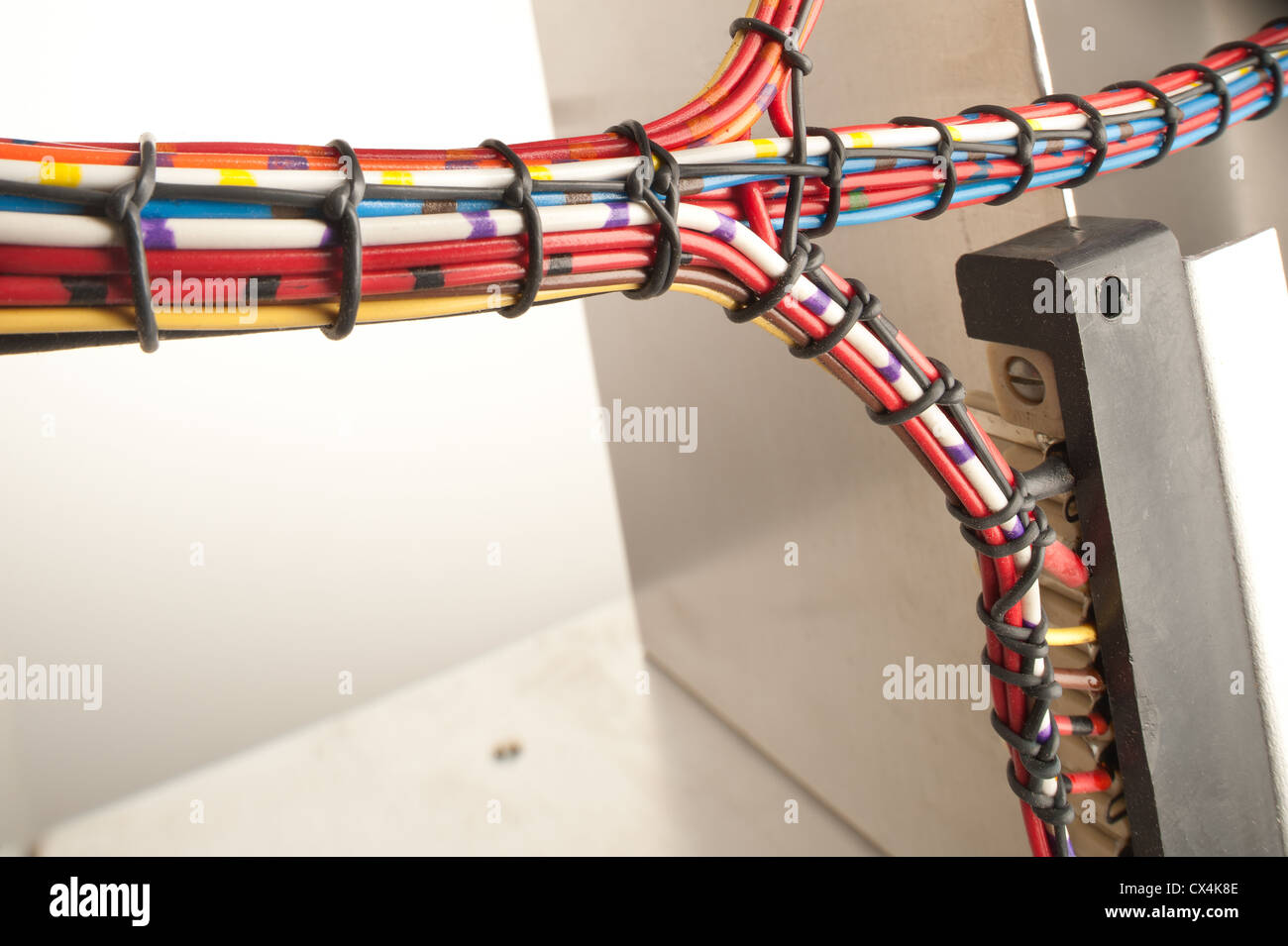 Conduit und komplizierte codierten verdrillte Kabel in ein Alu-Gehäuse-Box bereit, hart zu akzeptieren treibt Kondensatoren Netzgeräte Stockfoto