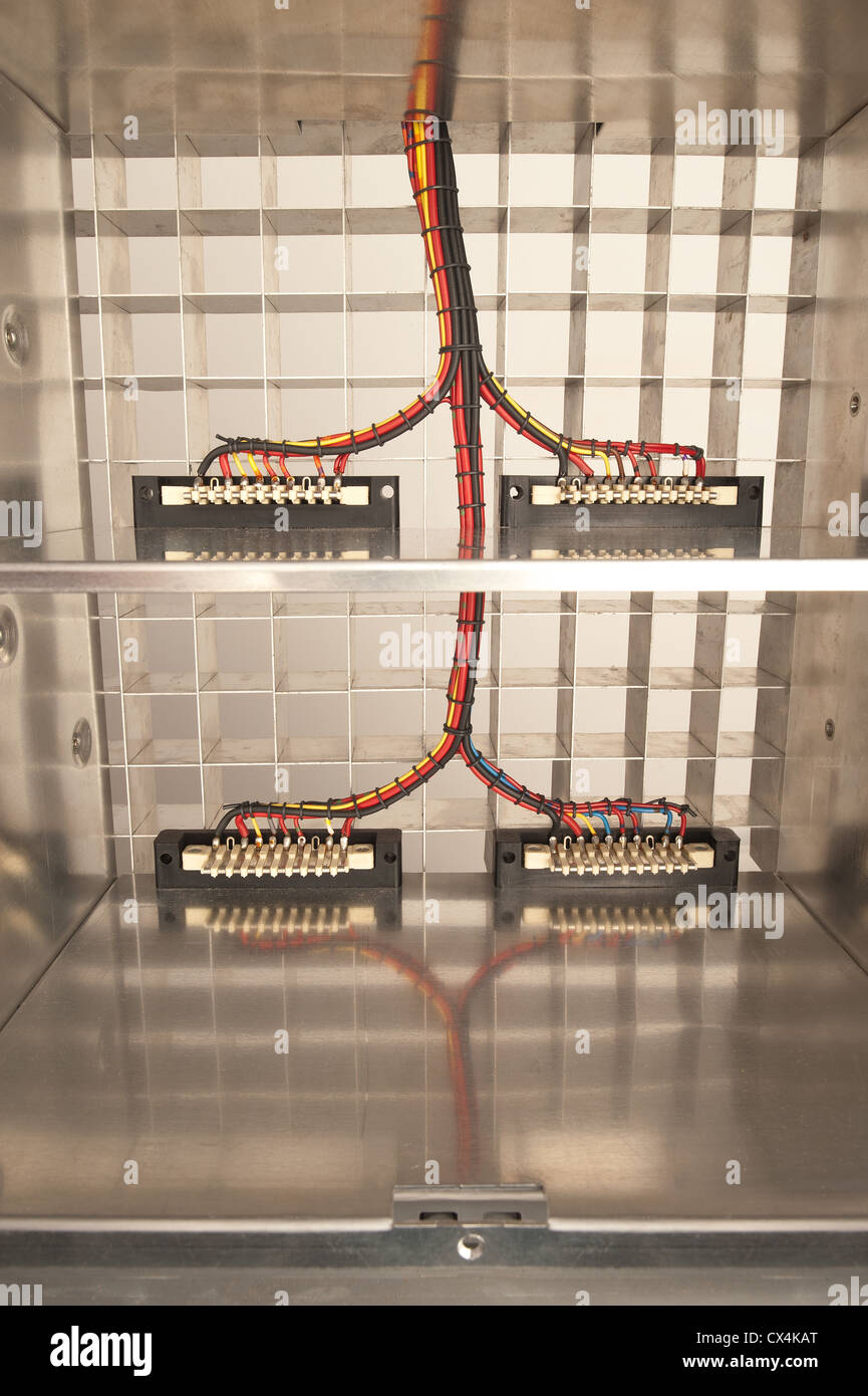 Conduit und komplizierte codierten verdrillte Kabel in ein Alu-Gehäuse-Box bereit, hart zu akzeptieren treibt Kondensatoren Netzgeräte Stockfoto