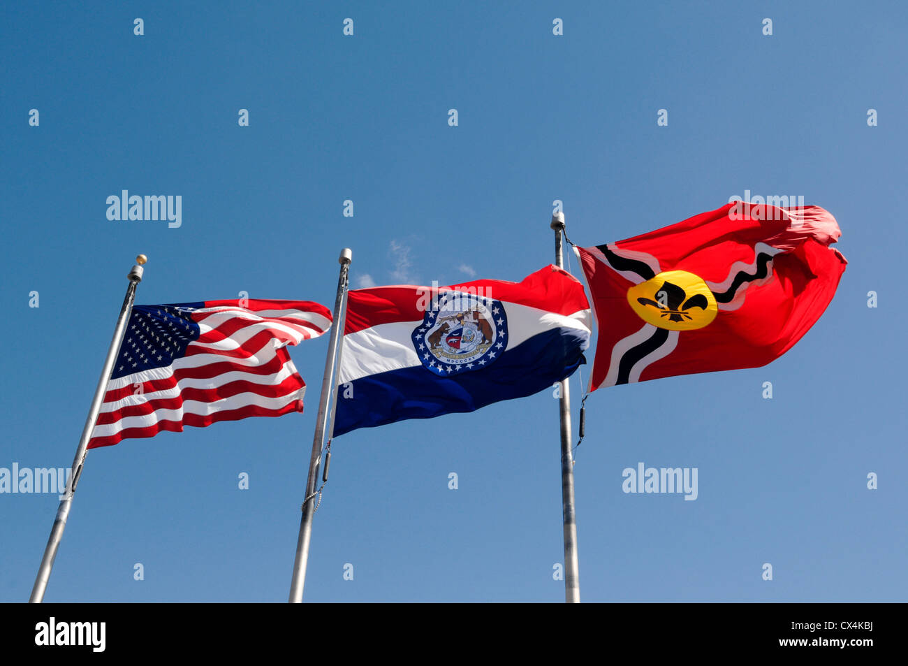 Flaggen über St. Louis Arch - Vereinigte Staaten Stockfoto
