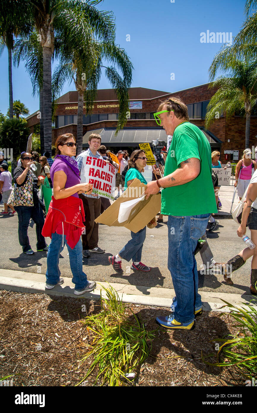 Marcher befasst sich ruhig mit einem Heckler während einer Protestaktion gegen den letzten Polizei Shootings von lokalen Hispanics in Anaheim Kalifornien. Stockfoto