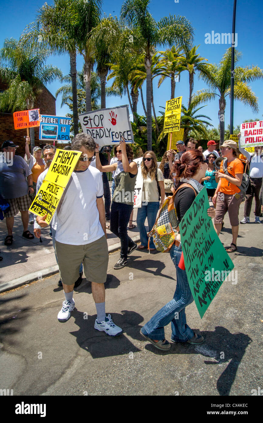 Zornig, aber gewaltfreie Streikposten März in Anaheim, CA, Polizeipräsidium, den letzten Polizei Shootings von lokalen Hispanics zu protestieren. Stockfoto