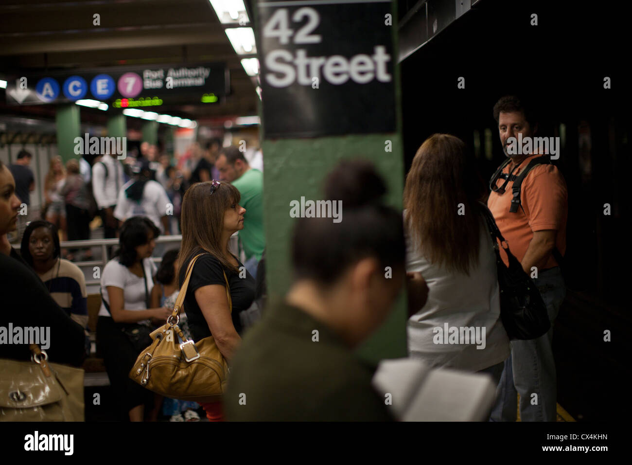 Reisende warten auf eine u-Bahn Haltestelle 42nd Street in New York City. Die durchschnittliche tägliche NYC u-Bahn Fahrgastzahlen ist 5,3 Millionen. Stockfoto