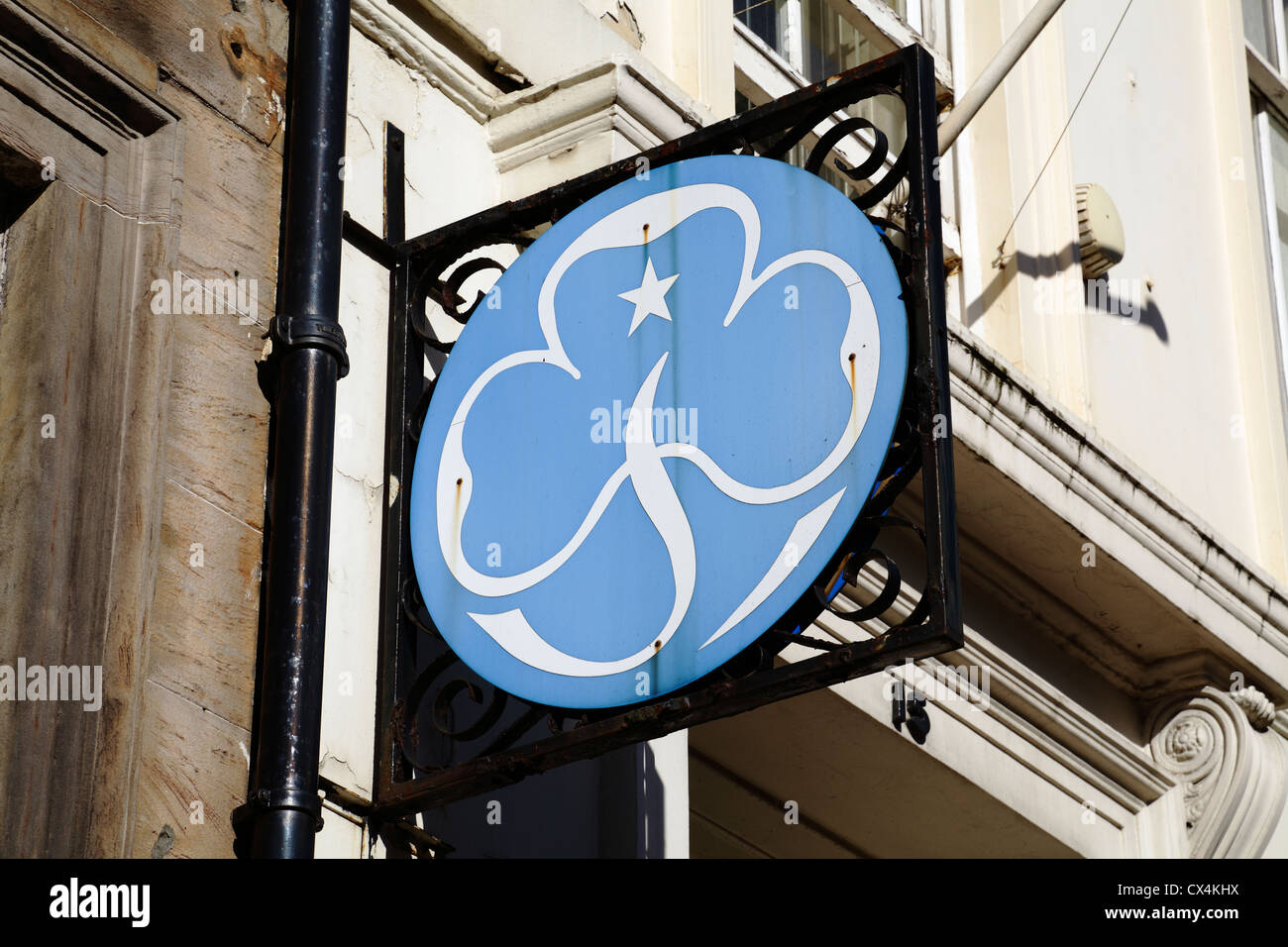 Ein Schild draußen ein Mädchen Reiseführer-Shop, UK Stockfoto