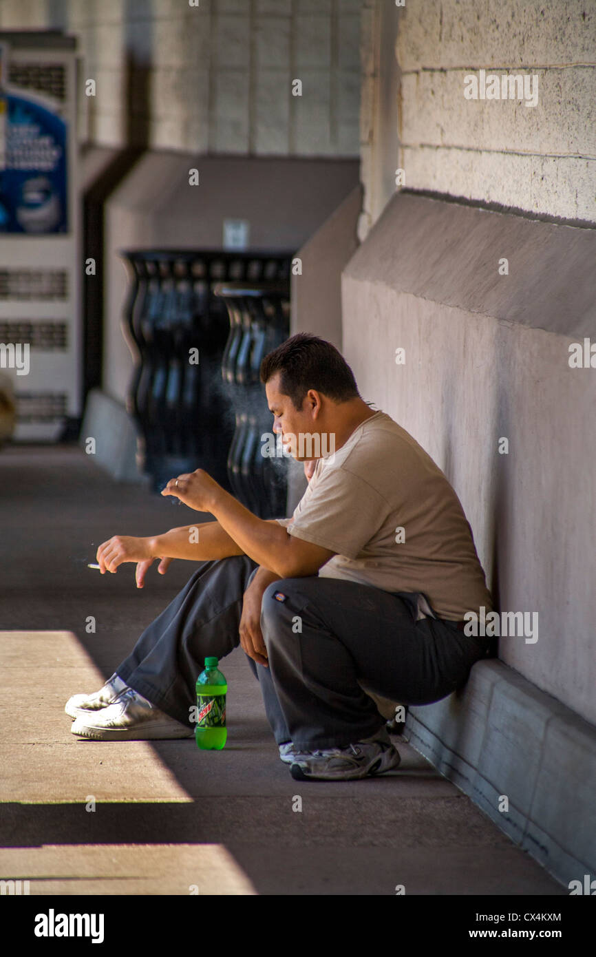 Zwei Hispanic Lageristen rauchen Zigaretten außerhalb einer Hardware liefern Unternehmen in Laguna Niguel, CA. Stockfoto