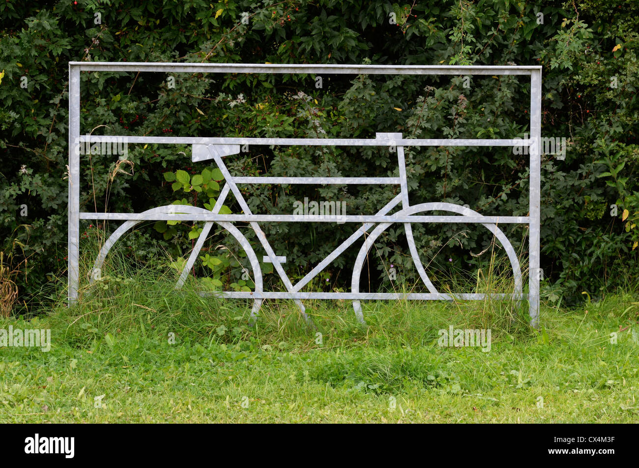 Ein Fahrrad Rest gemacht aus Metall auf dem Lande. Stockfoto