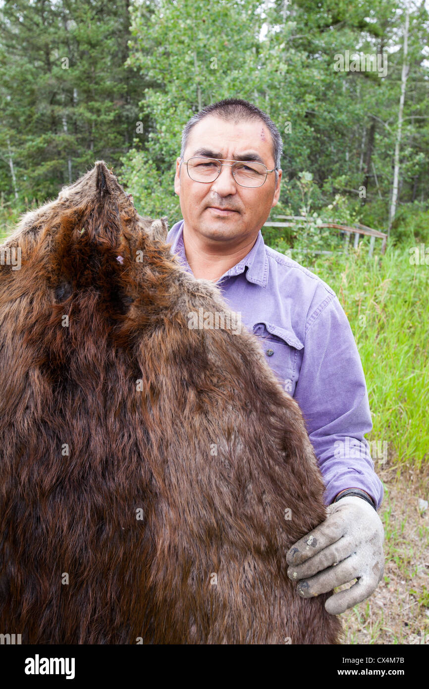 Robert Grandjamber eine erste Nation Canadian living in Fort Chipewyan, mit einem Biber Haut. Stockfoto