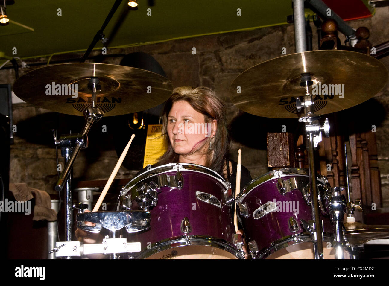Schlagzeuger Ann Batty nach Stunden Band die live im Nether Inn während der 2012 Dundee Blues Bonanza, UK Stockfoto