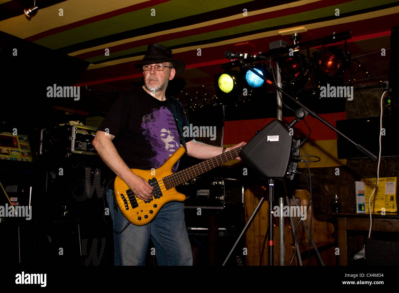 Doug Long The nach Stunden Band The Nether Inn in Dundee.UK 2009 Warwick Corvette $$ NT 5 Bass Gitarre zu spielen Stockfoto