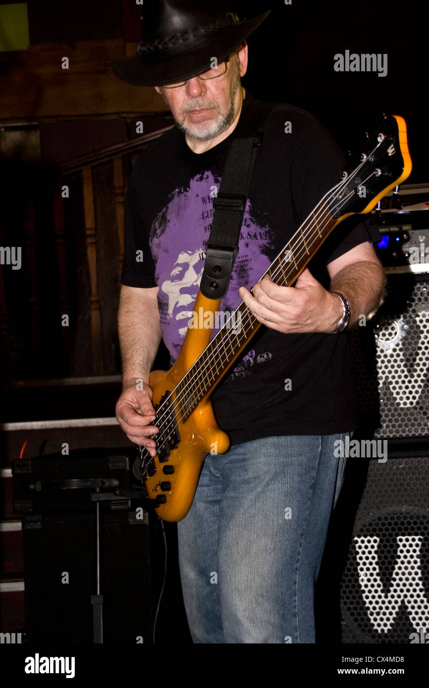 Doug Long The nach Stunden Band 2009 Warwick Corvette $$ NT 5 Bass Gitarre zu spielen, während 2012 Dundee Blues Bonanza.UK Stockfoto