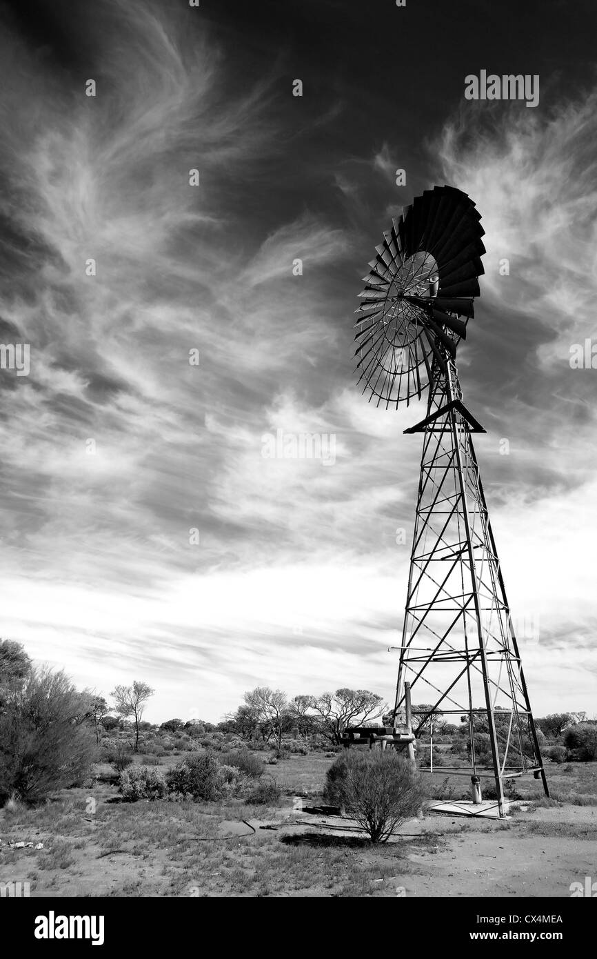 Australische outback Australien, Baum, Sonnenuntergang, Wasser, Turm, Windmühle. heiße, Wüste Stockfoto