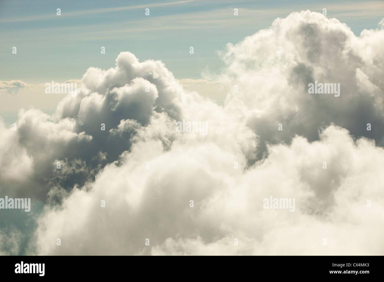 Die Spitzen der Cumulus Clous aus der Luft über Athabasca, Kanada. Stockfoto