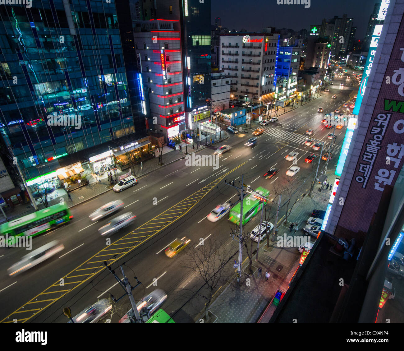 Die Lichter der Stadt im Stadtteil Shinchon von Seoul, Südkorea Stockfoto