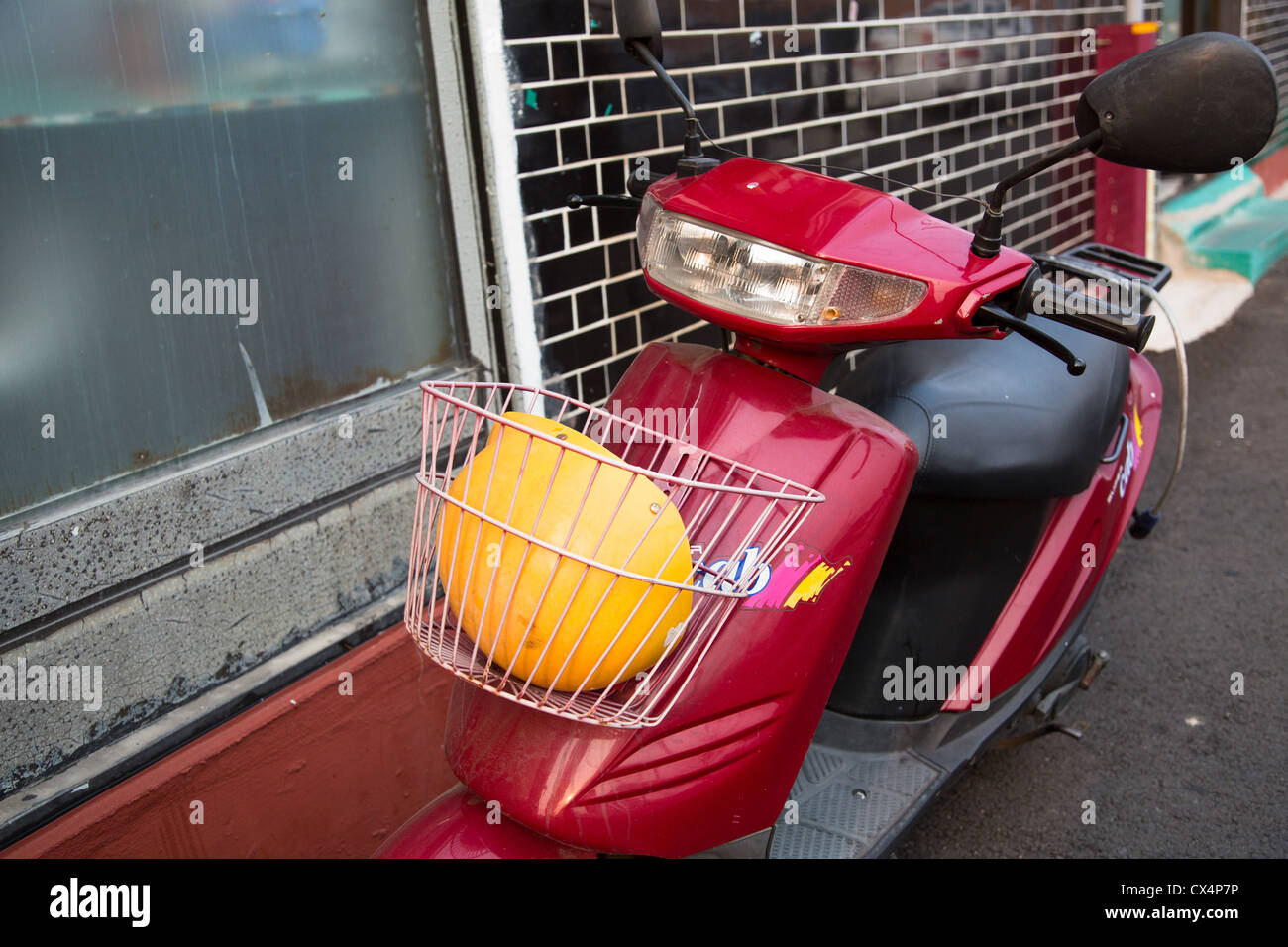 Ein roter Motorroller mit einem Korb in eine Seitengasse in Taiwan  Stockfotografie - Alamy