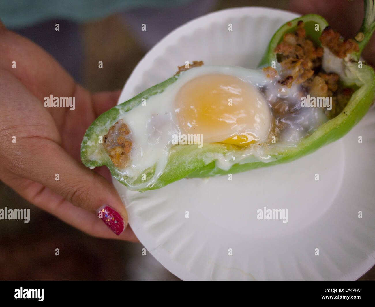 Eine rustikale gebratene Chili mit Mett und Ei auf einen Pappteller Stockfoto