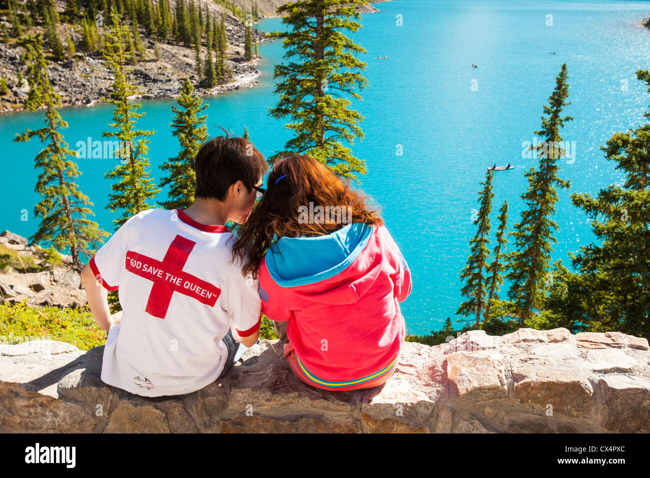 Japanische Touristen am Moraine Lake in den kanadischen Rockies Stockfoto