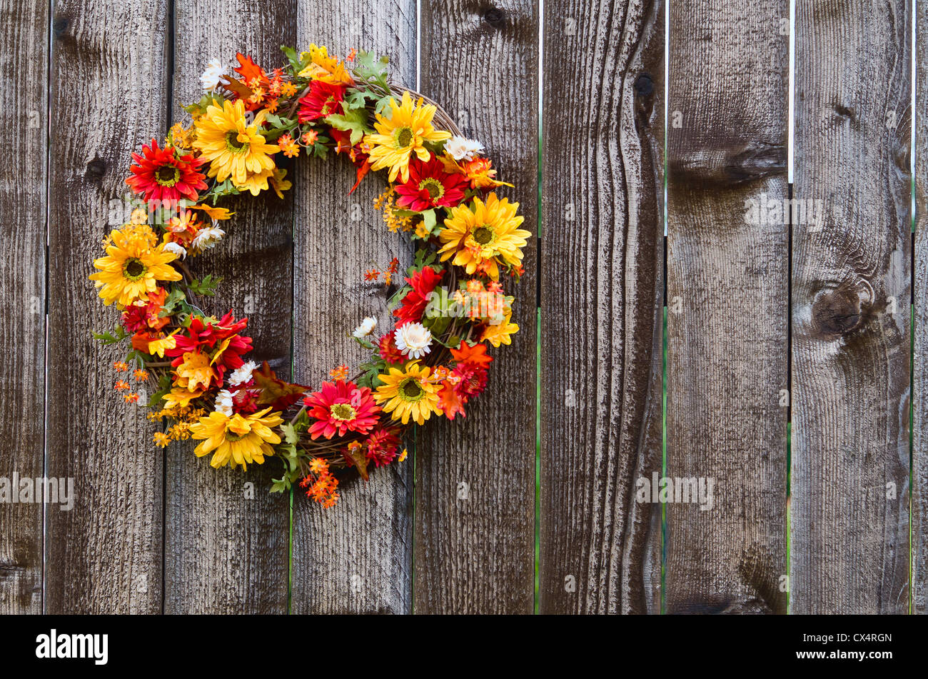 Herbst Blumen-Kranz auf rustikalen Holzzaun Stockfoto