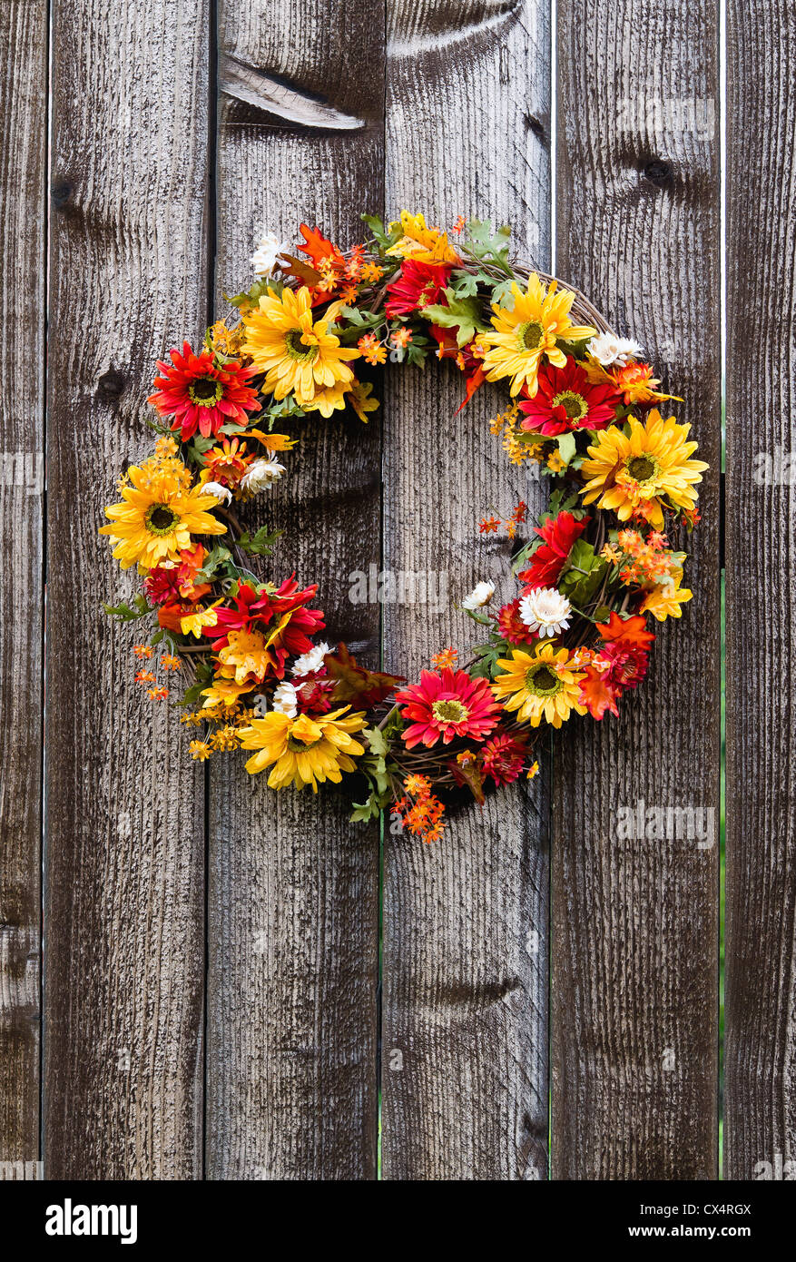 Herbst Blumen-Kranz auf rustikalen Holzzaun Stockfoto