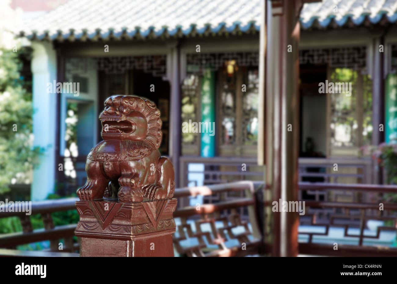 Guardian Foo Dog Skulptur an einem chinesischen Gebäude mit soft-Fokus-Hintergrund Stockfoto