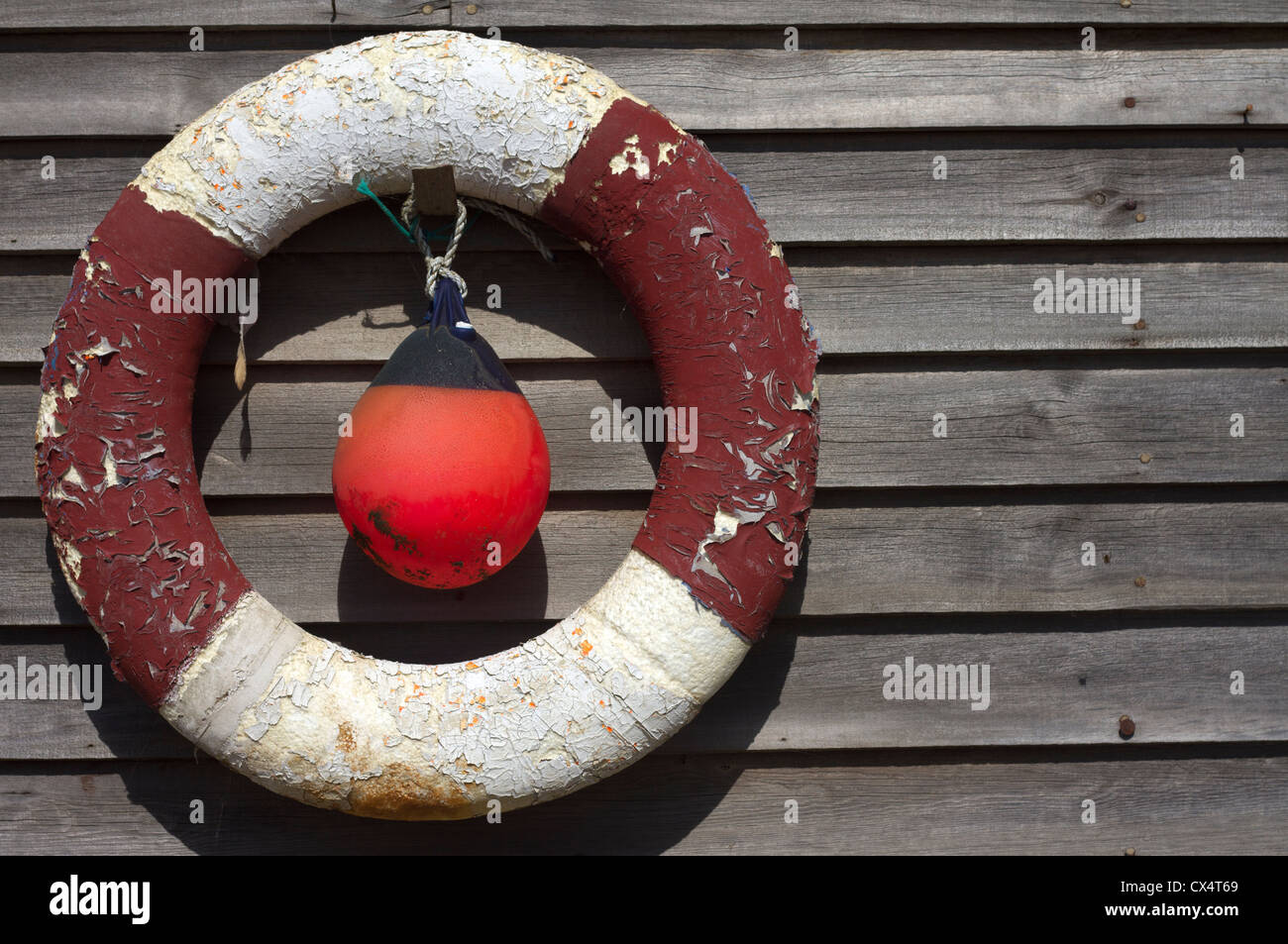 Alten Rettungsring in Steephill Cove, Isle Of Wight. Stockfoto