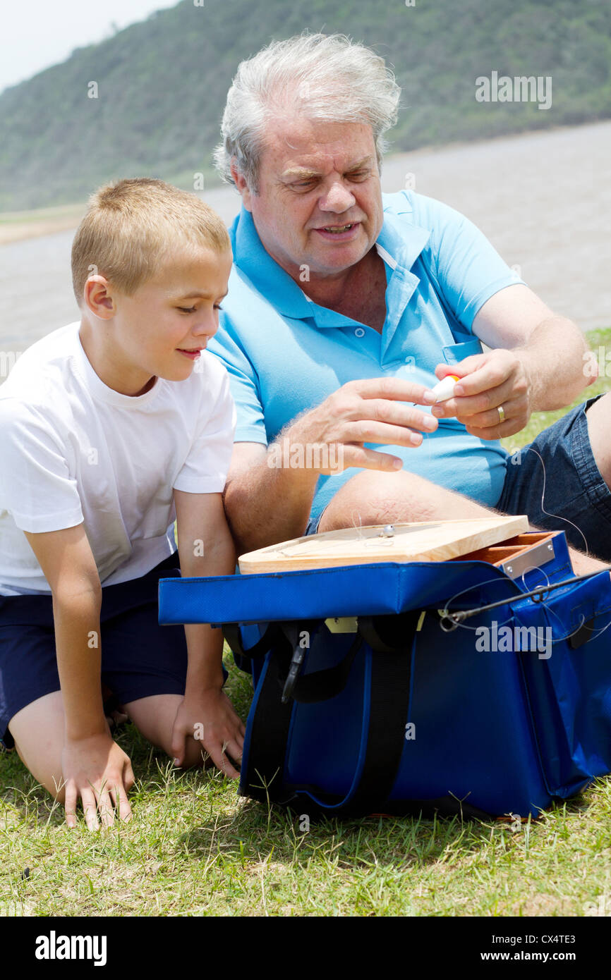 Großvater, Enkel beizubringen, Angeln vorbereiten Stockfoto