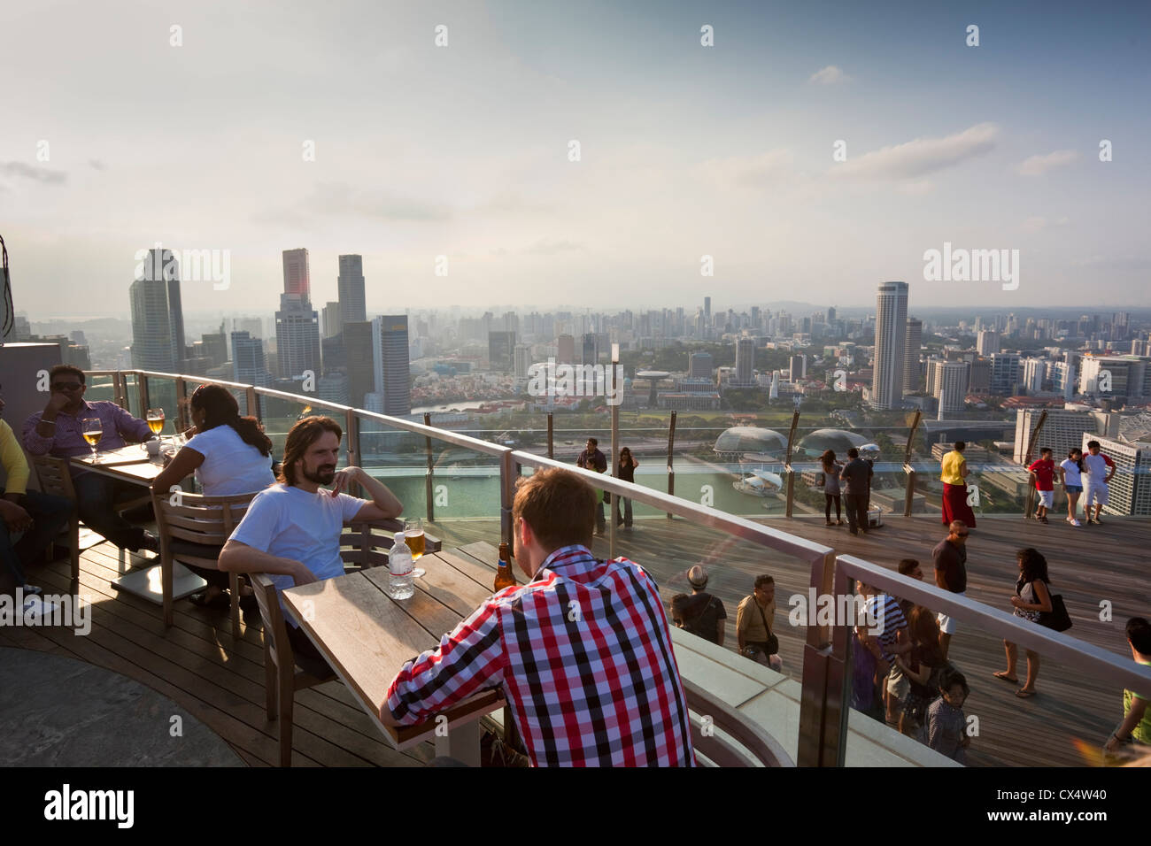 Touristen auf der Aussichtsplattform des das Marina Bay Sands SkyPark, die 200 Meter über der Stadt thront. Marina Bay, Singapur Stockfoto