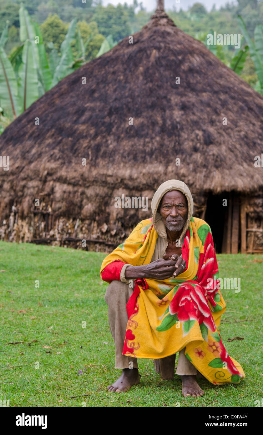 Sidama Stamm Äthiopien Afrika Greis Alter von 82 Jahren mit seiner Hütte mit Schal im unteren Omo-Tal #30 Stockfoto