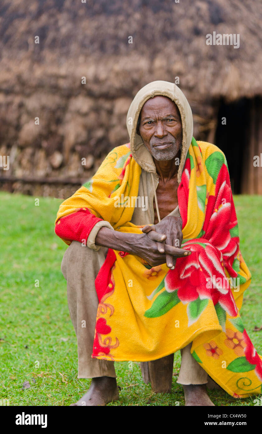 Sidama Stamm Äthiopien Afrika Greis Alter von 82 Jahren mit seiner Hütte mit Schal im unteren Omo-Tal #30 Stockfoto