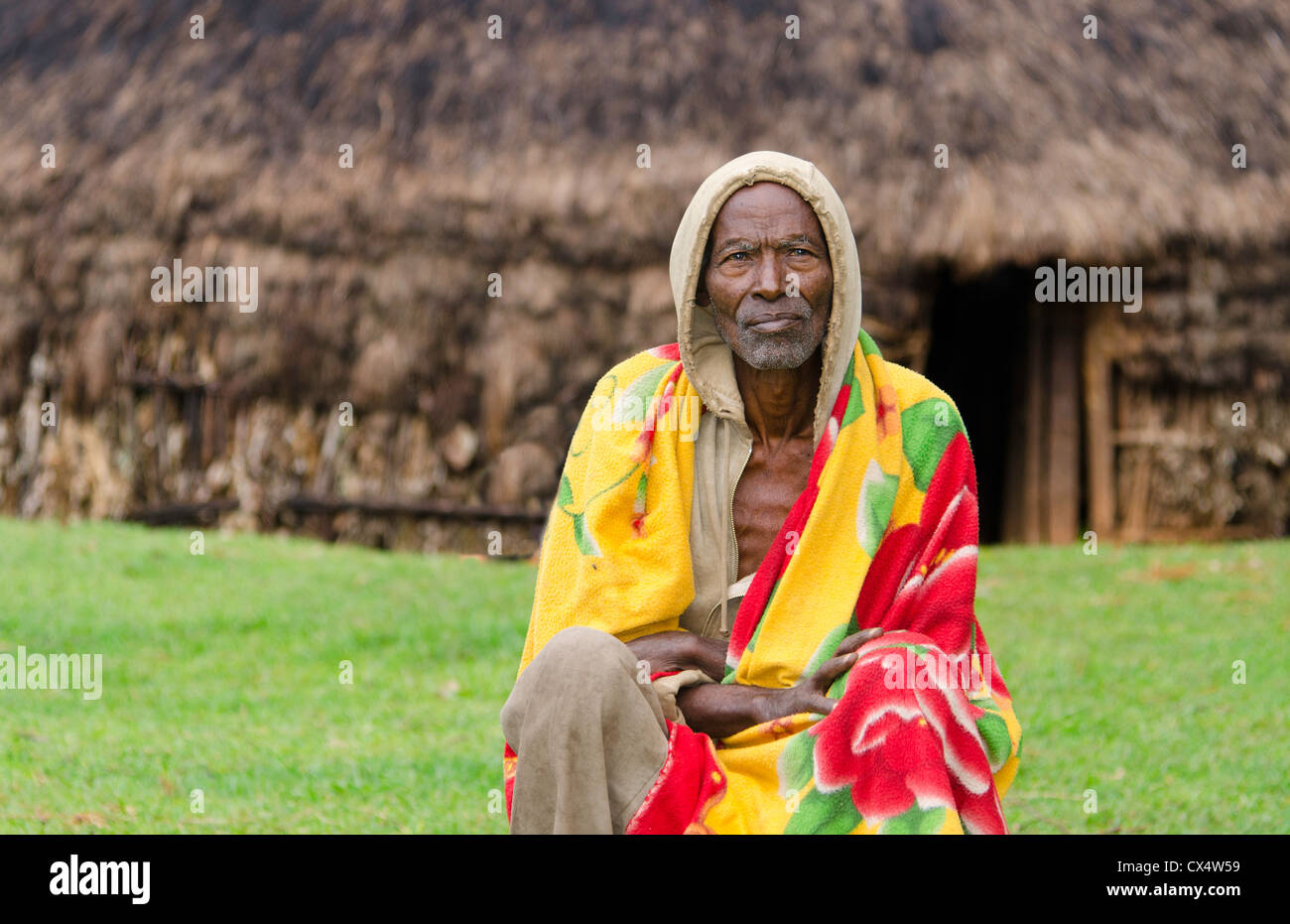 Sidama Stamm Äthiopien Afrika Greis Alter 82 Porträt mit seiner Hütte mit Schal #30 nach Hause Stockfoto