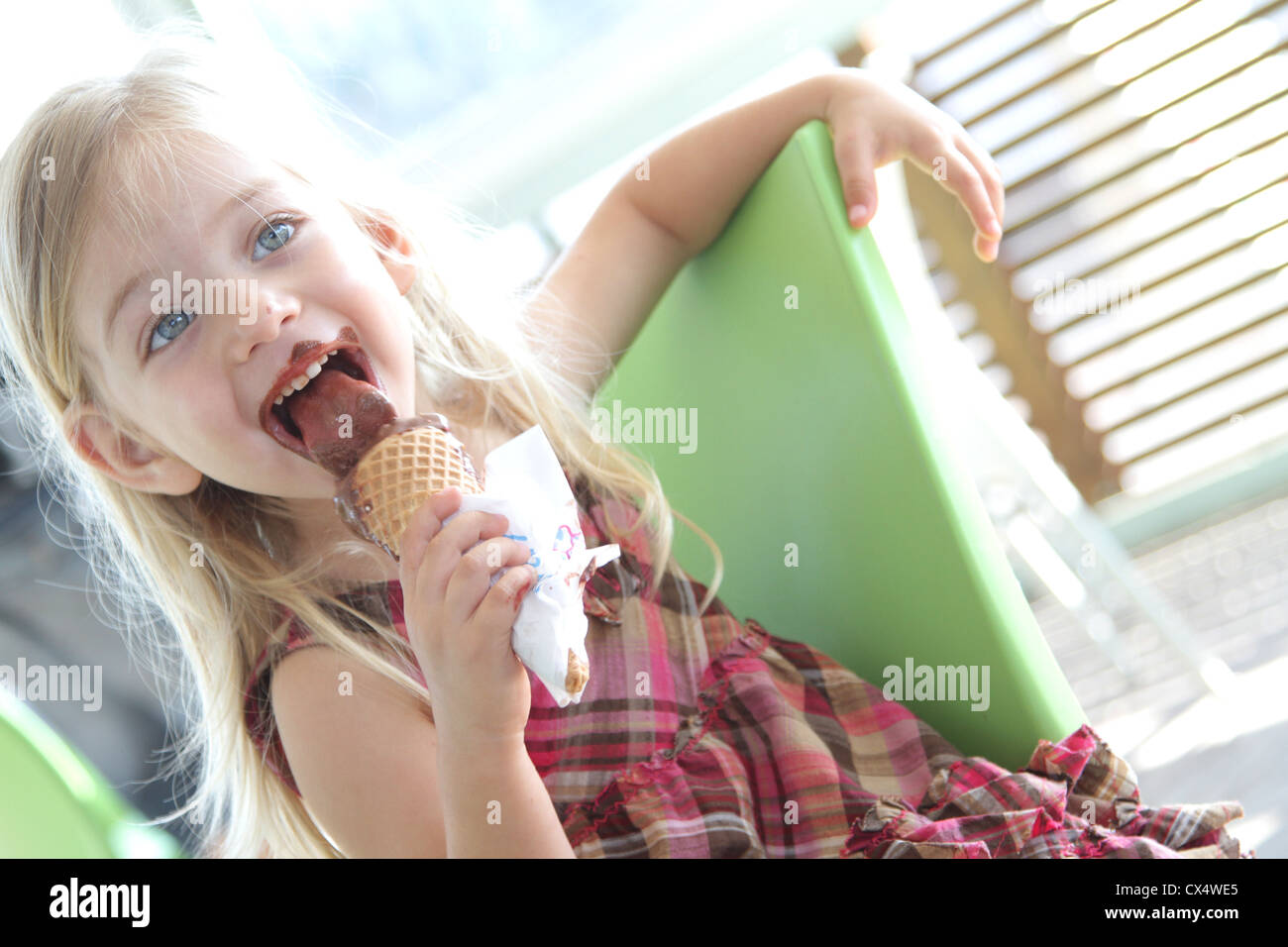 Junge Mädchen von drei isst Schokolade Eis Stockfoto