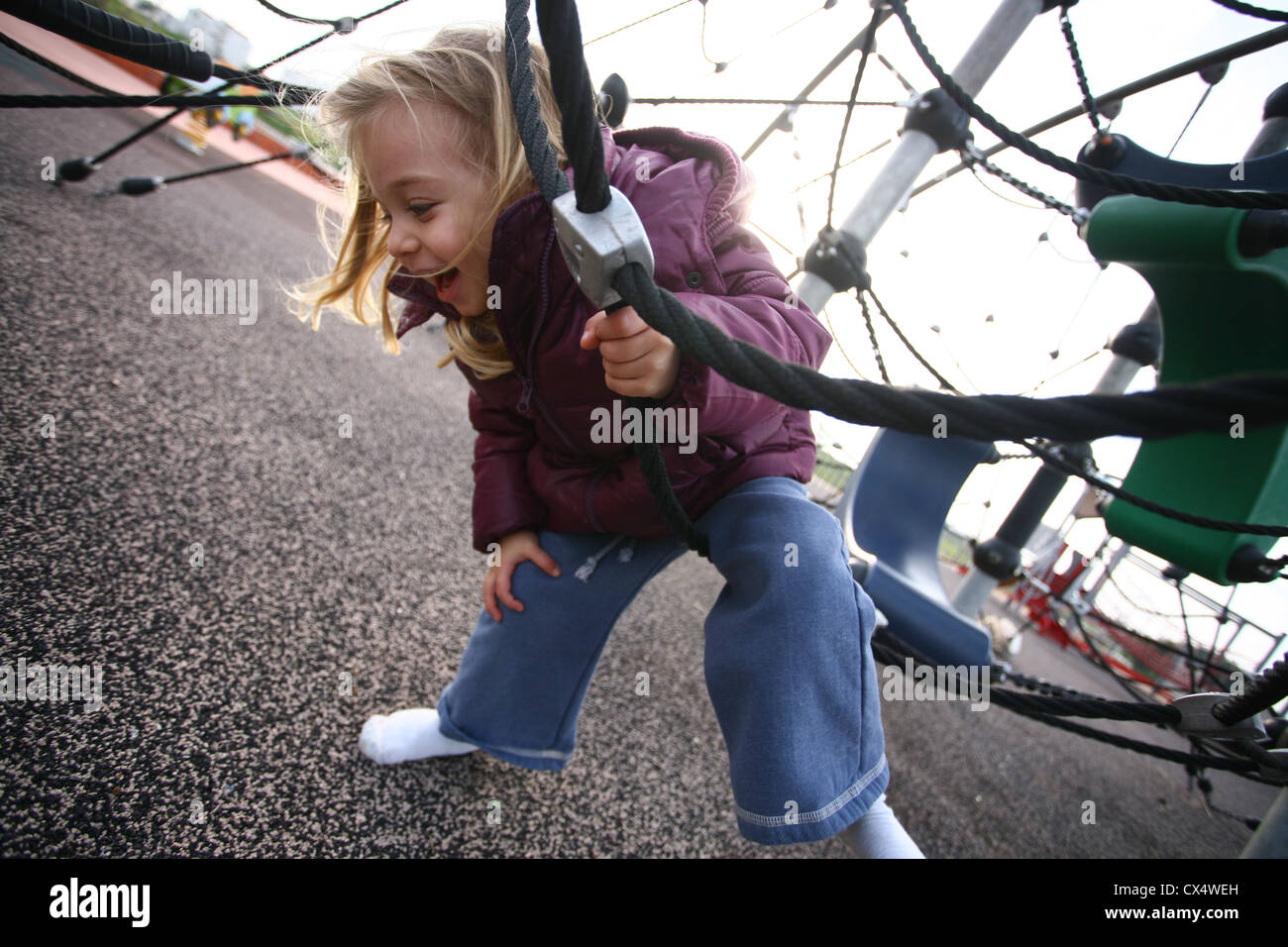 Junges Mädchen von drei auf einem Spielplatz Stockfoto