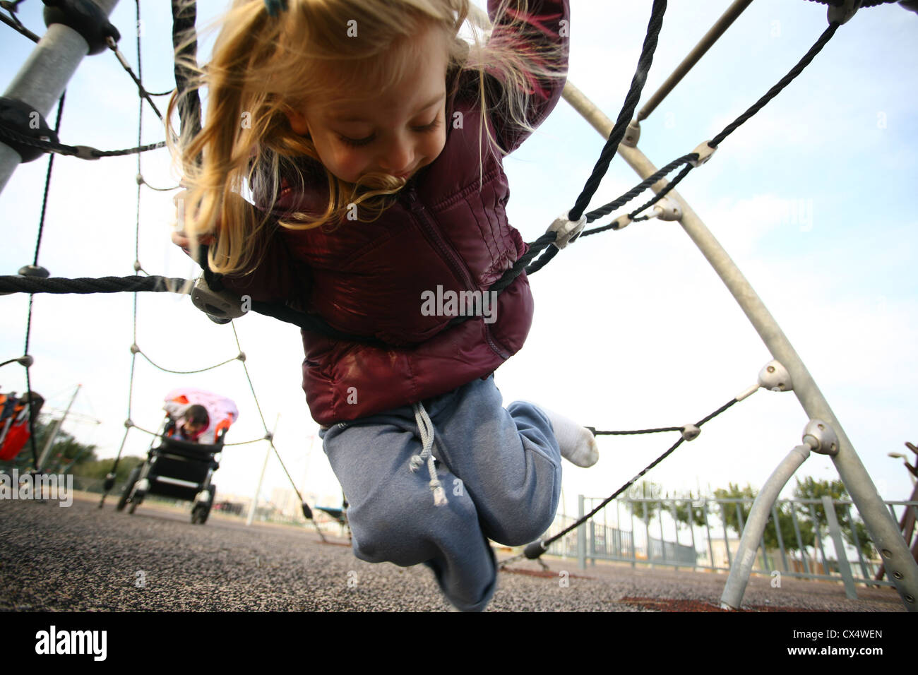 Junges Mädchen von drei auf einem Spielplatz Stockfoto