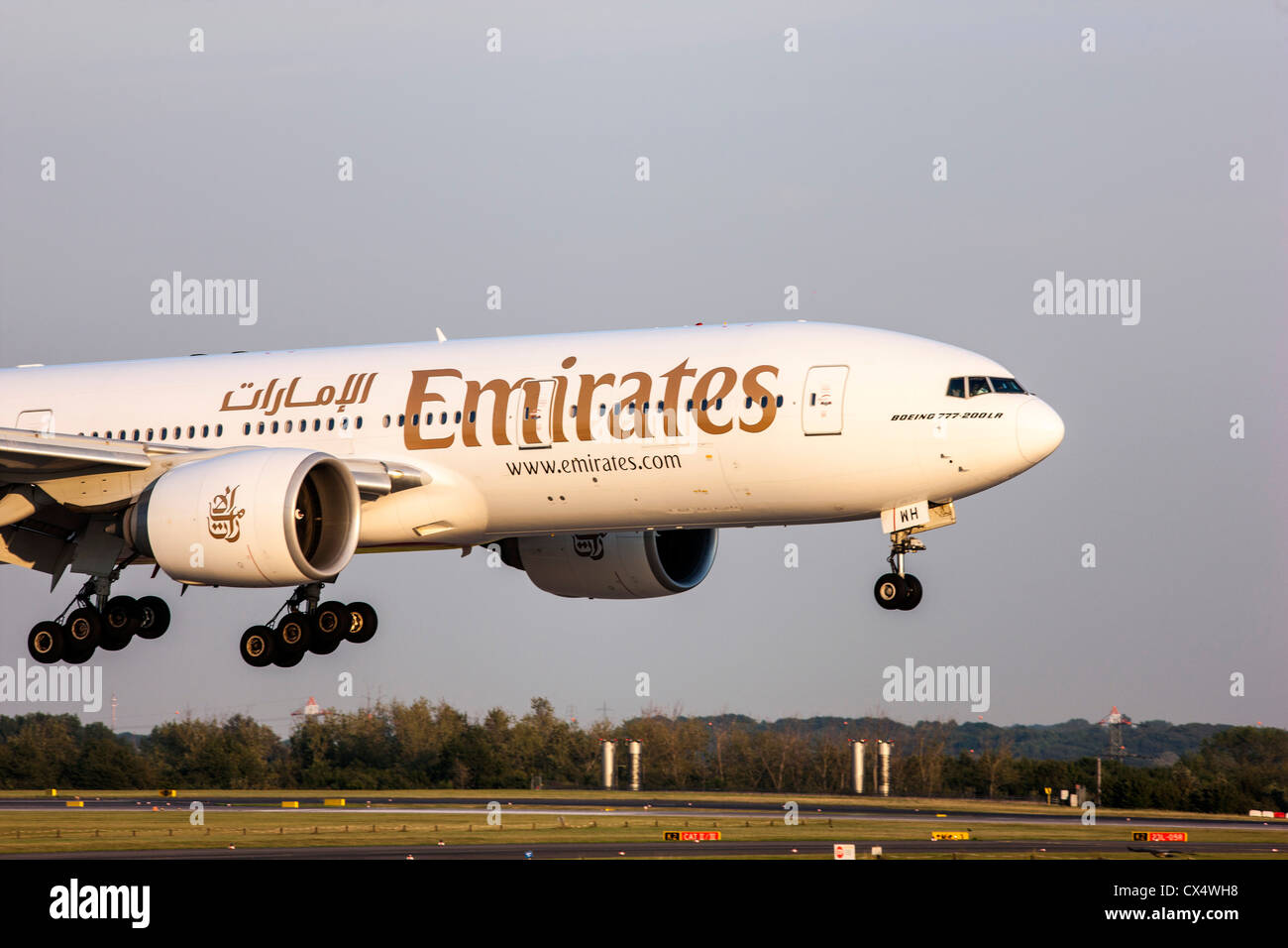 Passagierflugzeug nähert sich Düsseldorf International Airport. Deutschland Stockfoto